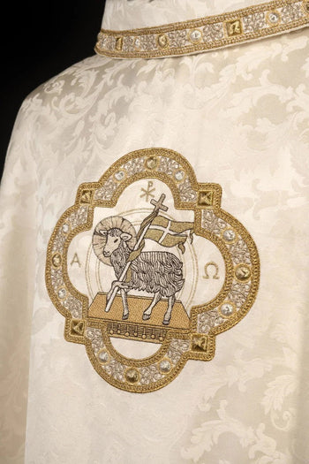 Broderie informatique sur les vêtements liturgiques: Précision et modernité